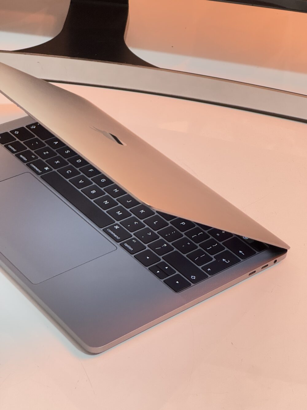 Macbook Pro 13inch Toch Bar – Image 4